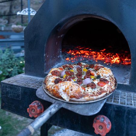 Stayvista At Floradale W Jacuzzi & Wood-Fire Pizza Kasauli Ngoại thất bức ảnh