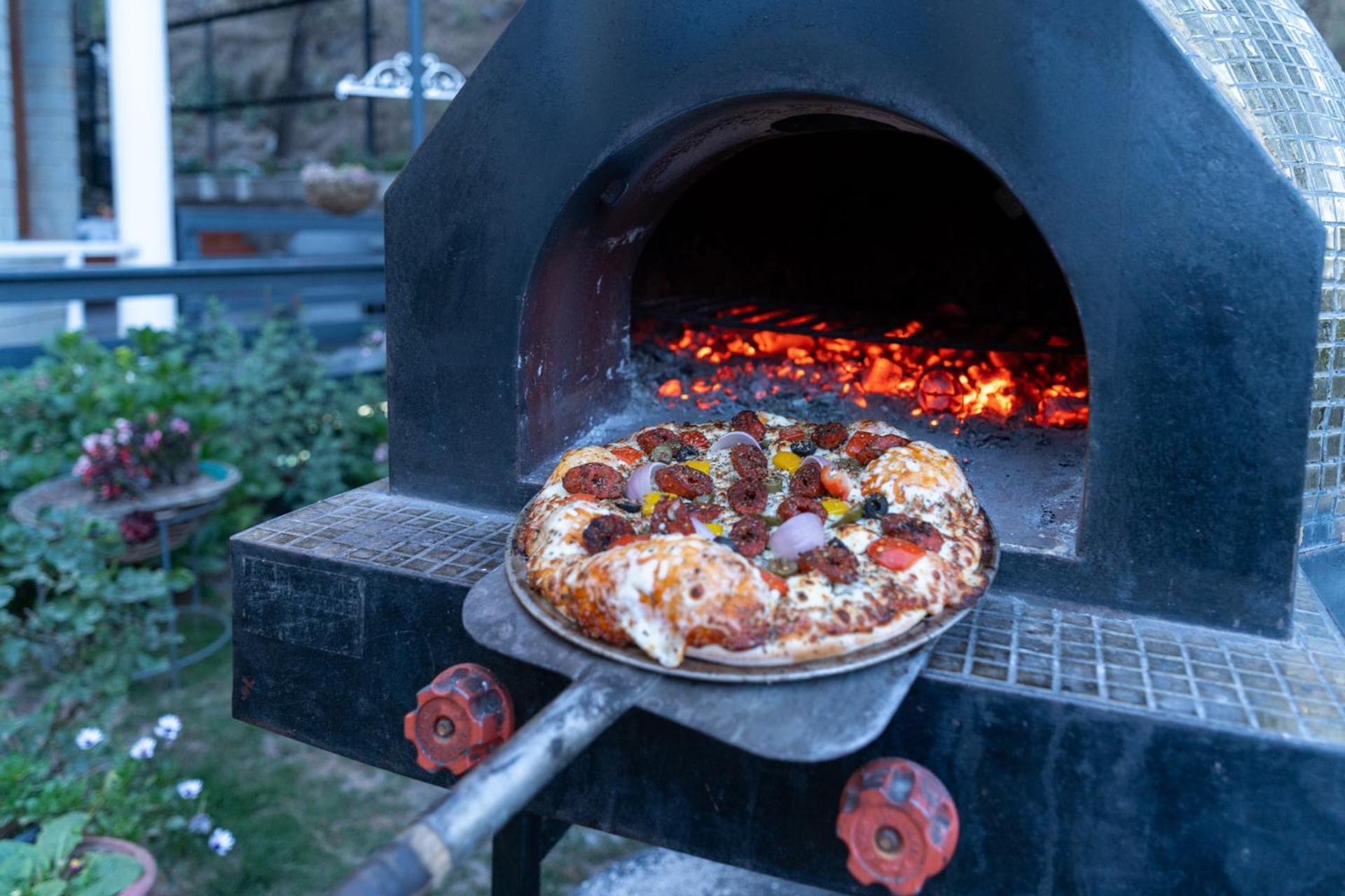 Stayvista At Floradale W Jacuzzi & Wood-Fire Pizza Kasauli Ngoại thất bức ảnh