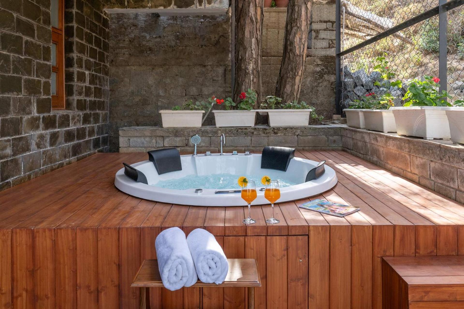 Stayvista At Floradale W Jacuzzi & Wood-Fire Pizza Kasauli Ngoại thất bức ảnh