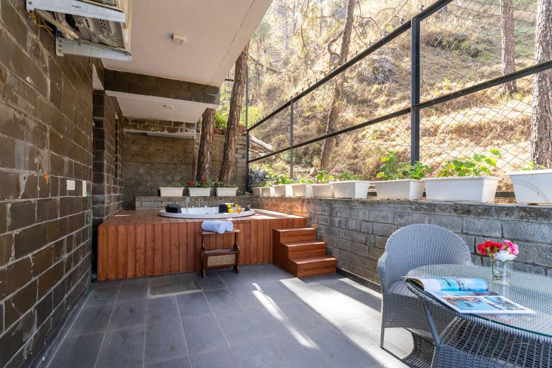 Stayvista At Floradale W Jacuzzi & Wood-Fire Pizza Kasauli Ngoại thất bức ảnh